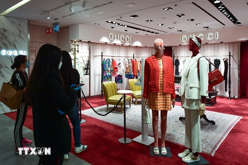 Cửa hàng của hãng thời trang xa xỉ Gucci tại thành phố Milan, Italy. (Ảnh: AFP/TTXVN)