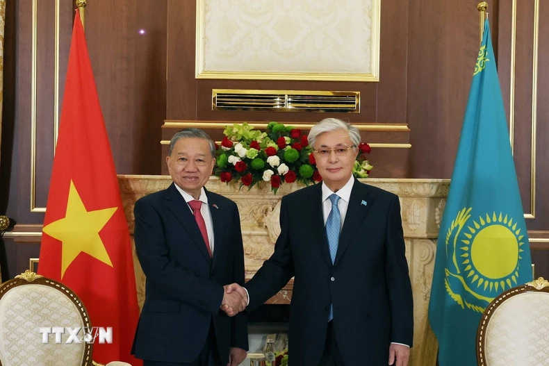 Tổng thống Kazakhstan Kassym-Jomart Tokayev đón Tổng Bí thư Tô Lâm. (Ảnh: Thống Nhất/TTXVN)