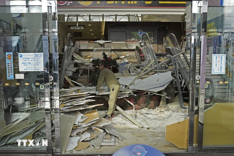 Cảnh đổ nát sau trận động đất tại tỉnh Aomori, Nhật Bản. (Ảnh: Kyodo/TTXVN)