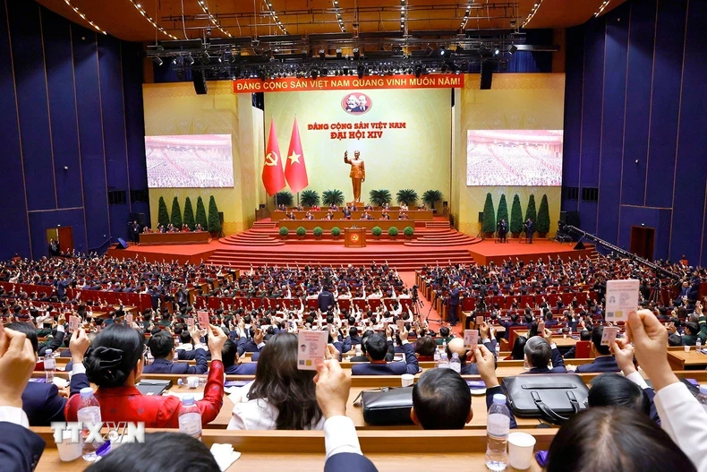 Đại hội biểu quyết thông qua danh sách bầu cử Ban Chấp hành Trung ương Đảng khóa XIV. (Ảnh: TTXVN)