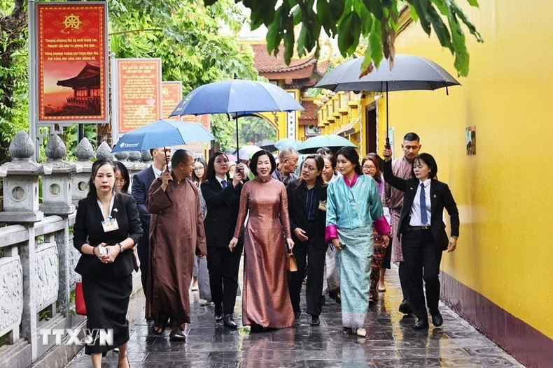 Phu nhân Chủ tịch nước Lương Cường cùng Hoàng hậu Bhutan Jetsun Pema Wangchuck thăm chùa Trấn Quốc. (Ảnh: Minh Đức/TTXVN)
