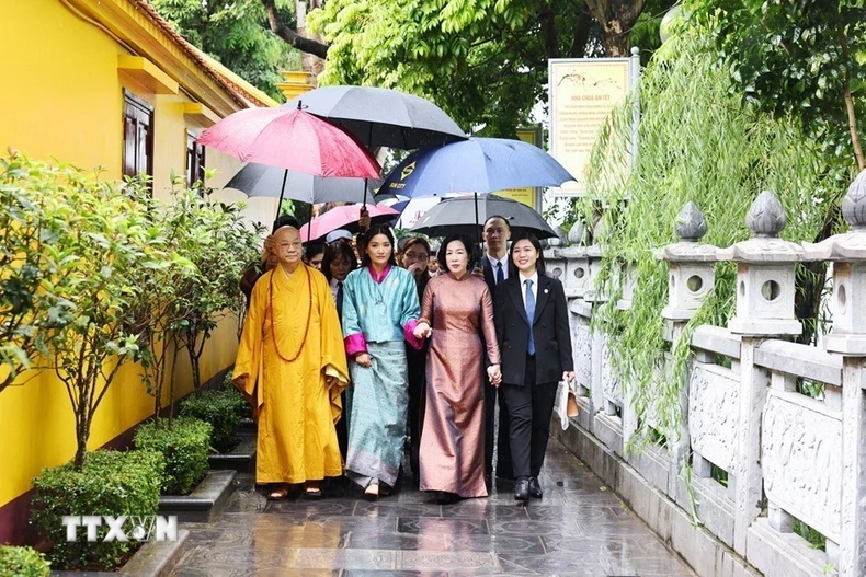 Phu nhân Chủ tịch nước Lương Cường cùng Hoàng hậu Bhutan Jetsun Pema Wangchuck thăm chùa Trấn Quốc. (Ảnh: Minh Đức/TTXVN)