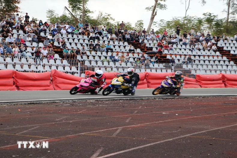 Các vận động viên tranh tài quyết liệt. (Ảnh: Hồng Thái/TTXVN)