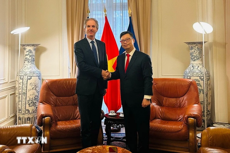 Đại sứ Việt Nam tại Pháp Trịnh Đức Hải và ông Benoit Clocheret, Phó Chủ tịch MEDEF International đồng thời là Chủ tịch Hội đồng Doanh nghiệp Pháp-Việt và Chủ tịch điều hành Tập đoàn Artelia. (Ảnh: Ngọc Hiệp/TTXVN)