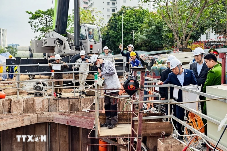Chủ tịch Ủy ban Nhân dân thành phố Hà Nội Vũ Đại Thắng dẫn đầu Đoàn công tác kiểm tra, động viên và chúc Tết cán bộ, kỹ sư, công nhân tại một số công trường thi công các dự án chống úng ngập trọng điểm trên địa bàn. (Ảnh: Trung Nguyên/TTXVN)