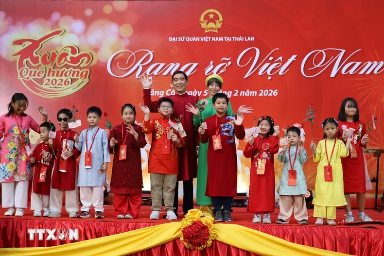 Đại sứ Phạm Việt Hùng và phu nhân Hồ Thị Thu Trang cùng các cháu thiếu nhi là con em cán bộ nhân viên Đại sứ quán. (Ảnh: Đỗ Sinh/TTXVN)