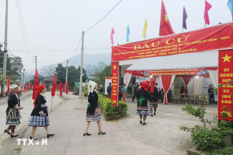 Cử tri tại điểm bầu cử số 2, xã Phong Quang, tỉnh Thái Nguyên thực hiện quyền công dân của mình. (Ảnh: Vũ Hoàng Giang/TTXVN)