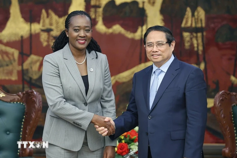 Thủ tướng Phạm Minh Chính tiếp bà Soipan Tuya, Bộ trưởng Nội các về Quốc phòng Kenya. (Ảnh: Dương Giang/TTXVN)