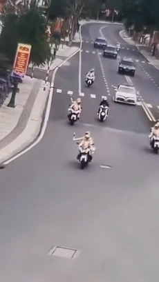 Thanh niên đi xe máy lượn lách đánh võng, trêu ngươi đoàn xe hộ tống