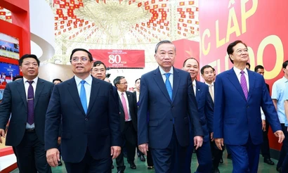 Tổng Bí thư Tô Lâm và Thủ tướng Phạm Minh Chính tham quan trưng bày thành tựu của đất nước tại Trung tâm Triển lãm Việt Nam. (Ảnh: Dương Giang/TTXVN)