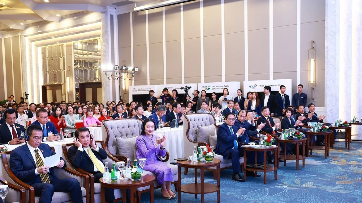 Chiều 16/5, tại Hà Nội, Thủ tướng Phạm Minh Chính và Thủ tướng Vương quốc Thái Lan Lan Paetongtarn Shinawatra đồng chủ trì Diễn đàn doanh nghiệp Việt Nam-Thái Lan năm 2025 với chủ đề “Một cộng một trên ba kết nối.” (Ảnh: Dương Giang/TTXVN)