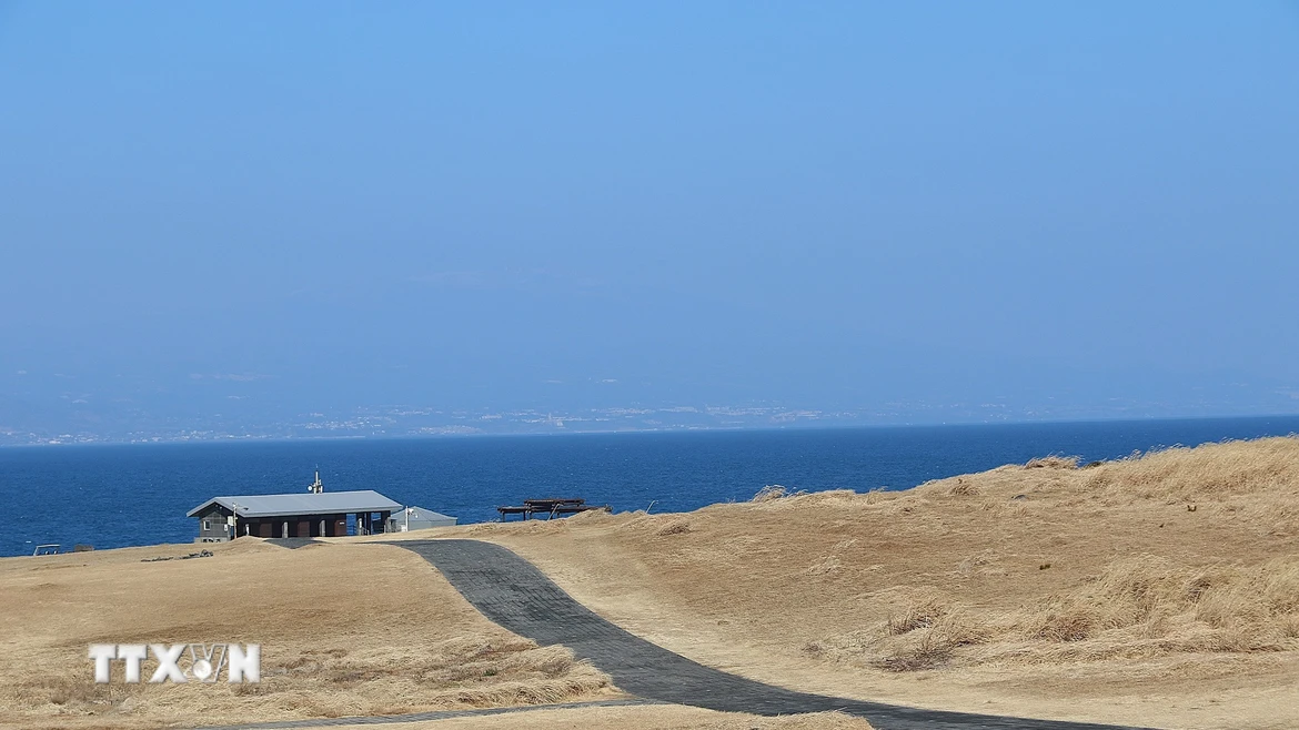 Trục đường trung tâm nối bến tàu với khu trung tâm đảo. (Ảnh: Khánh Vân/TTXVN)