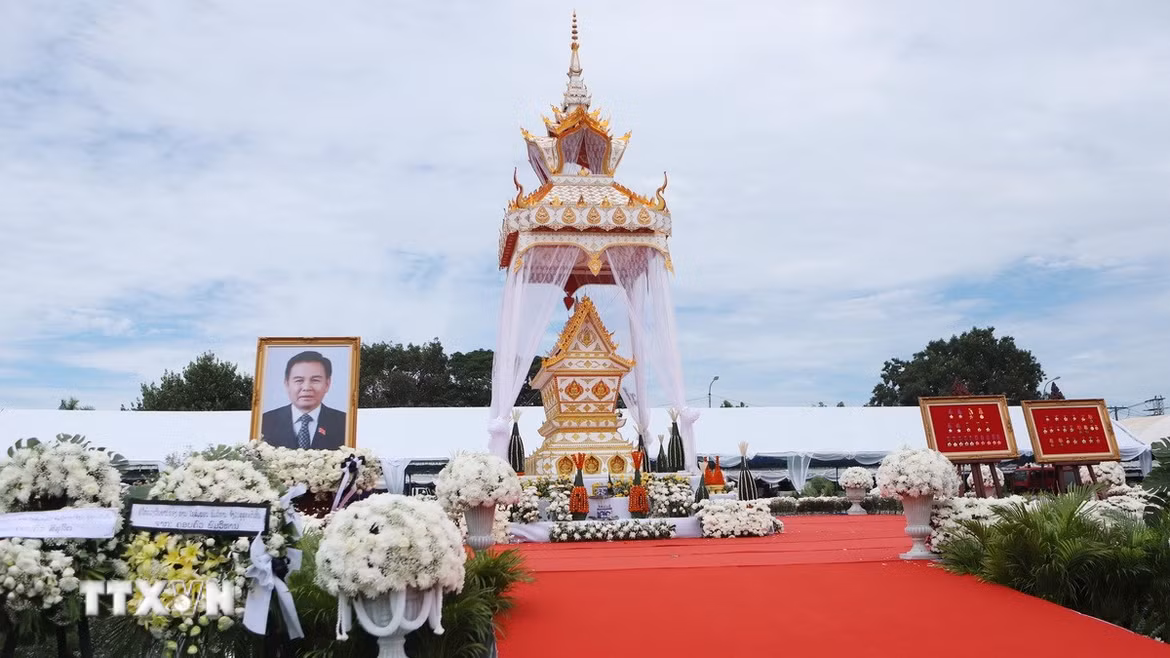 Theo phóng viên TTXVN tại Lào, Lễ truy điệu và an táng cấp Nhà nước đồng chí Xaysomphone Phomvihane, Ủy viên Bộ Chính trị Ban Chấp hành Trung ương Đảng Nhân dân cách mạng Lào, Chủ tịch Quốc hội nước Cộng hòa dân chủ nhân dân Lào, đã được tổ chức trọng thể vào chiều 12/8/2026 tại Quảng trường Thatluang ở thủ đô Viêng Chăn. Ảnh: Xuân Tú - PV TTXVN tại Lào