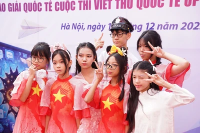 Các em học sinh trường THCS Chu Văn An (Hà Nội) hưởng ứng Cuộc thi Viết thư Quốc tế UPU lần thứ 55. (Ảnh: VietnamPost)