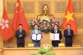 Phó Thủ tướng Trần Lưu Quang và Trưởng Khu hành chính đặc biệt Hong Kong (Trung Quốc) Lý Gia Siêu chứng kiến trao đổi Thỏa thuận hợp tác giữa Tập đoàn Sovico (Vietjet Air) với Cơ quan Quản lý sân bay Hong Kong (Trung Quốc), diễn ra ngày 1/8/2024. (Ảnh: An Đăng/TTXVN) 