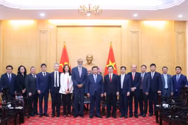 GS.TS Nguyễn Xuân Thắng và Ngài Amandeep Singh Gill, Phó Tổng Thư ký Liên hợp quốc với các đại biểu. (Ảnh: Văn Điệp/TTXVN) 