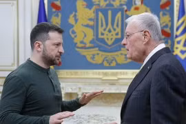 Ngày 20/2/2025, Tổng thống Ukraine Volodymyr Zelensky (trái) khẳng định nước này sẵn sàng làm việc nhanh chóng và không mệt mỏi để đạt được một thỏa thuận mạnh mẽ và hữu ích về đầu tư và an ninh với Mỹ. (Nguồn: EPA/TTXVN)