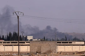 Khói bốc lên sau một cuộc không kích của lực lượng Mỹ nhằm vào tổ chức Hurras al-Din, một nhóm liên kết với mạng lưới khủng bố Al-Qaeda tại Syria. (Nguồn: THX/TTXVN)