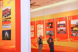Du khách quốc tế tham quan Triển lãm "Mừng đất nước đổi mới, mừng Đảng quang vinh, mừng Xuân Ất Tỵ 2025" tại Hà Nội nhân kỷ niệm 95 năm ngày thành lập Đảng Cộng sản Việt Nam. (Nguồn: Thanh Tùng/TTXVN)