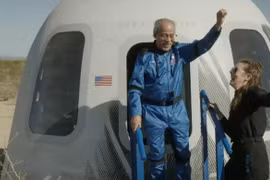 Một vị hành khách cao tuổi rời khỏi khoang phi hành đoàn Mission NS-25 khi hạ cánh gần căn cứ của Blue Origin ở Van Horn, Texas, Mỹ, sau chuyến bay vào vũ trụ ngày 19/5/2024. (Nguồn: AFP/TTXVN)