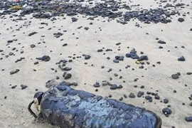 Hàng chục tấn dầu tràn vón cục trôi dạt vào bờ biển ở xã Lộc Vĩnh và thị trấn Lăng Cô, huyện Phú Lộc, thành phố Huế. (Nguồn: Facebook)