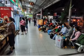 Bến xe phía Nam Vientiane thời điểm nhộn nhịp khách. (Nguồn: Tạp chí Lào-Việt)