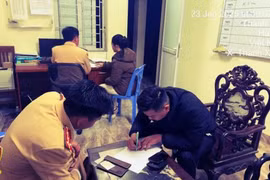 Tài xế ôtô con làm việc với Cảnh sát giao thông. (Nguồn: Cục Cảnh sát giao thông)