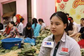 Trần Hiểu Anh, học sinh lớp 11A Trường song ngữ Lào-Việt Nam Nguyễn Du chia sẻ về ý nghĩa của hoạt động gói bánh chưng. (Ảnh: Xuân Tú/TTXVN) 