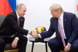 Tổng thống Nga Vladimir Putin (trái) và ông Donald Trump, khi đương chức Tổng thống Mỹ, tại cuộc gặp bên lề Hội nghị thượng đỉnh G20 ở Osaka, Nhật Bản, ngày 28/6/2019. (Nguồn: Getty Images/TTXVN) 