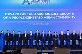 Thủ tướng Phạm Minh Chính và Thủ tướng Lào Sonexay Siphandone cùng trưởng đoàn các nước ASEAN tham dự Diễn đàn Tương lai ASEAN 2024. (Ảnh: Dương Giang/TTXVN)
