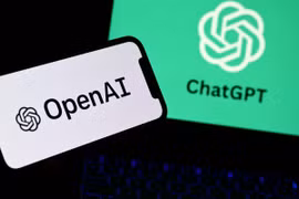 Biểu tượng của Công ty trí tuệ nhân tạo OpenAI trên màn hình điện thoại và máy tính ở Manta, Italy. (Nguồn: AFP/TTXVN)