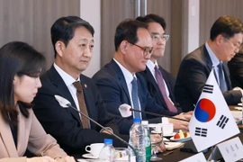 Bộ trưởng Thương mại, Công nghiệp và Năng lượng Hàn Quốc Ahn Duk Geun tham dự cuộc họp với Bộ trưởng Thương mại Trung Quốc Vương Văn Đào tại Seoul ngày 29/3. (Nguồn: koreaherald)