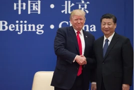 Tổng thống Mỹ Donald Trump và Chủ tịch Trung Quốc Tập Cận Bình bắt tay nhau trong một sự kiện tại Bắc Kinh hồi năm 2017. (Nguồn: npr)
