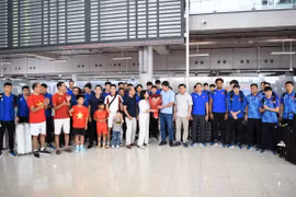 Đại diện Đại sứ quán Việt Nam tại Thái Lan cùng người hâm mộ chụp ảnh lưu niệm với đội tuyển bóng đá Việt Nam. (Ảnh: Huy Tiến/TTXVN)