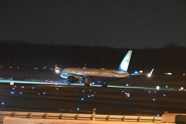 Máy bay chở Tổng thống đắc cử Mỹ Donald Trump và phu nhân Melania tới sân bay quốc tế Dulles, Virginia, Mỹ, ngày 18/1/2025. (Nguồn: AA/TTXVN) 