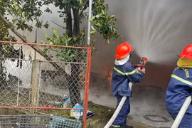 Các lực lượng chức năng ứng cứu tại hiện trường. (Nguồn: Công an tỉnh Hà Tĩnh)
