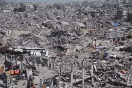 Cảnh đổ nát sau các cuộc không kích của Israel xuống Dải Gaza. (Nguồn: THX/TTXVN)