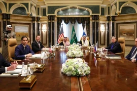 Các quan chức Mỹ gặp các quan chức Saudi Arabia và Nga tại Điện Diriyah ở thủ đô Riyadh của Saudi Arabia. (Nguồn: AP)