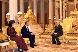 Quốc vương Norodom Sihamoni (phải) tiếp Đại sứ Việt Nam Nguyễn Minh Vũ tại Cung điện Hoàng gia Campuchia ở thủ đô Phnom Penh. (Nguồn: TTXVN)