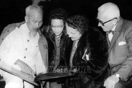 Chủ tịch Hồ Chí Minh và gia đình luật sư Loseby (người đã giúp bào chữa cho Bác trong vụ án Hong Kong, 1931 - 1933), tại Phủ Chủ tịch, tháng 2/1960. (Nguồn: TTXVN)