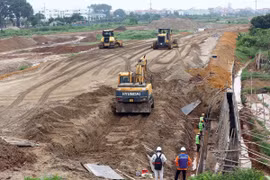 Nhà thầu Vinaconex thi công tại gói thầu số 9 trên địa bàn huyện Hoài Đức. (Ảnh: Huy Hùng/TTXVN) 