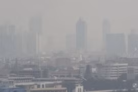 Lớp bụi mịn dày đặc bao phủ trung tâm thủ đô Bangkok của Thái Lan. (Nguồn: AP)