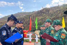 Chỉ huy trưởng hai bên gặp nhau và ký biên bản tại vạch phân định cửa khẩu Ma Lù Thàng (Việt Nam)-Kim Thuỷ Hà (Trung Quốc). (Ảnh: TTXVN)