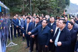 Thủ tướng Phạm Minh Chính khảo sát dự án đường sắt Lào Cai-Hà Nội-Hải Phòng, đoạn qua tỉnh Lào Cai. (Ảnh: Dương Giang/TTXVN)