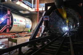 Sau khi vận hành máy đào TBM đầu tiên, máy TBM thứ 2 mang tên "Táo bạo" đã được đưa vào hoạt động. Dự kiến, 2 máy đào sẽ mất khoảng 16 tháng để hoàn thành toàn bộ 4 km hầm ngầm. (Ảnh: Tuấn Anh/TTXVN) 