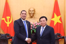 Ủy viên Bộ Chính trị Nguyễn Xuân Thắng và Đại sứ Thụy Điển tại Việt Nam Johan Ndisi. (Ảnh: Văn Điệp/TTXVN)
