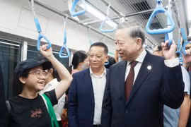 Tổng Bí thư Tô Lâm đi tàu Metro số 1 Bến Thành-Suối Tiên và trò chuyện với người dân. (Ảnh: Thống Nhất/TTXVN)