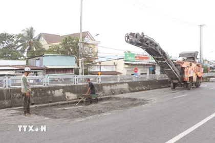 Sửa chữa hư hỏng tại cầu Xã Bảo (Quốc lộ 1A) đoạn qua xã Vĩnh Lợi), tỉnh Cà Mau. (Ảnh: Tuấn Phi/TTXVN)