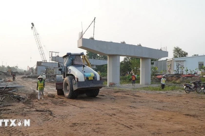 Công trường thi công dự án cao tốc Cao Lãnh-An Hữu thành phần 1, đoạn qua xã Mỹ Hiệp, huyện Cao Lãnh, tỉnh Đồng Tháp. (Ảnh: Nhựt An/TTXVN)