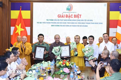 Ban tổ chức trao giải Đặc biệt cho các tác giả với tác phẩm Dấu ấn Phật giáo đồng hành cùng dân tộc. (Ảnh: Minh Đức/TTXVN)